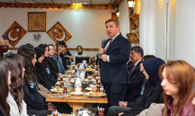 Vali Aydoğdu PISA sınavı öncesi öğrencilerle bir araya geldi