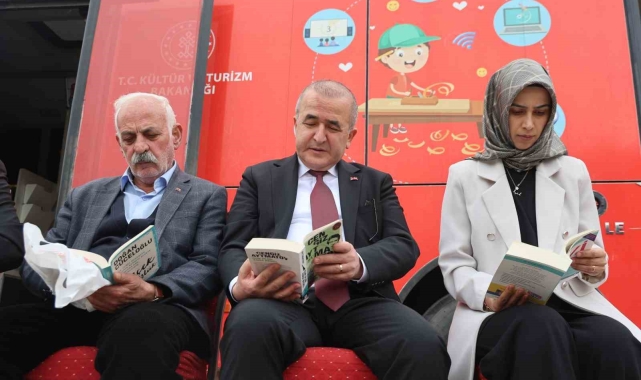 Vali Hatipoğlu önce okudu, sonra vatandaşlara hediye etti