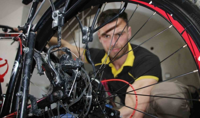 Van'da baharın gelmesiyle bisiklet tamircileri yoğun mesaiye başladı