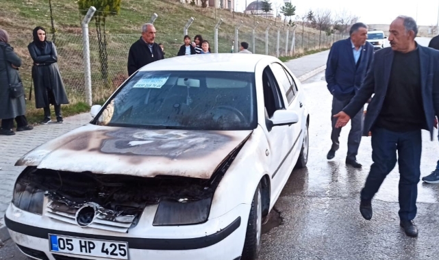 Van'da seyir halindeki otomobilin motoru yandı