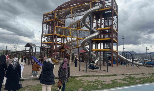 Vatandaşlar bayram sevincini Millet Bahçesi'nde yaşadı