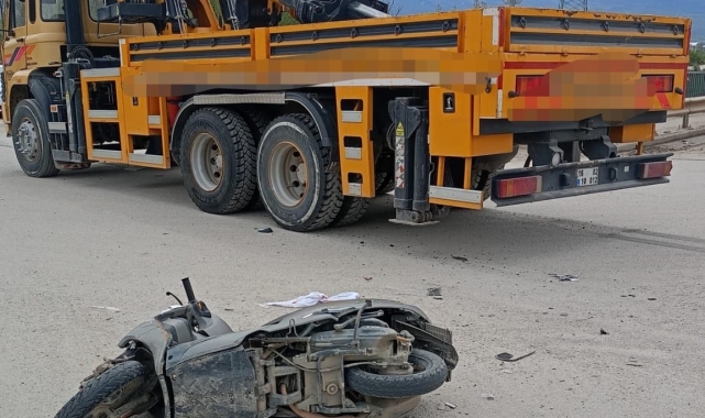 Vinç ile çarpışan motosiklet sürücüsü yaralandı