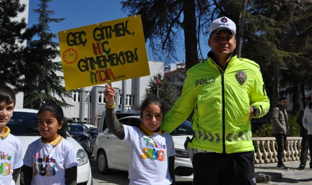 Yalvaç'ta miniklerden pankartlı trafik mesajı