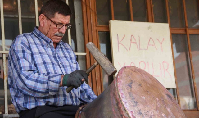 Yarım asırdan fazla süredir çekiciyle bakıra şekil veriyor