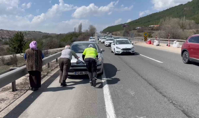 Yaşlı çiftin yardımına trafik polisi yetişti