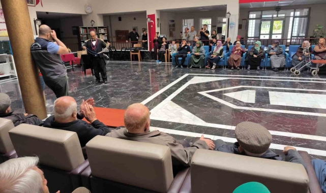 Yaşlı çınarlar bayramda illüzyon gösterisi ile keyiflendi