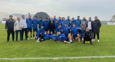 Yeşil sahada evlilik teklifi