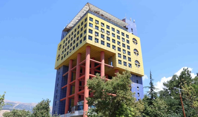 Yıkılan "Dünyanın en saçma binası"nın yerine iş hanı yapılıyor