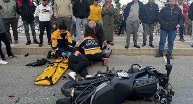 Yolcu indirdiği sırada duran otomobile motosiklet çarptı: 1 yaralı