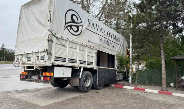 Yoldan çıkan kamyon duvarda asılı kaldı