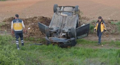 Yoldan çıkan otomobil metrelerce sürüklenip tarlaya uçtu: 1 yaralı
