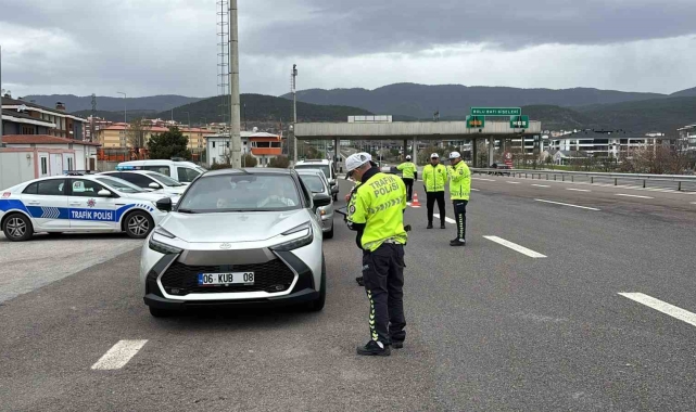 Yollarda bayram dönüşü hareketliliği: Polisler tek tek denetledi