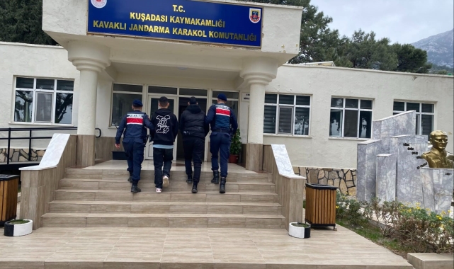 Yunanistan'a yüzerek geçmeye çalışırken yakalandılar