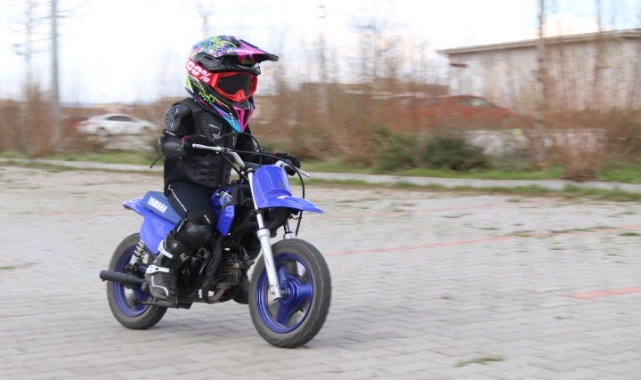 Zayn'a rakip Eskişehir'den çıktı: 3 yaşındaki Atakan motosikletiyle pistlerin tozunu attırıyor