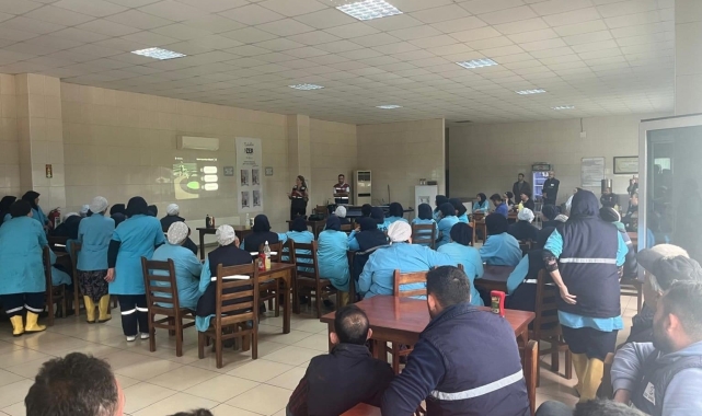 Zeytin fabrikasında çalışan kadınlara 'En iyi narkotik polisi anne' eğitimi