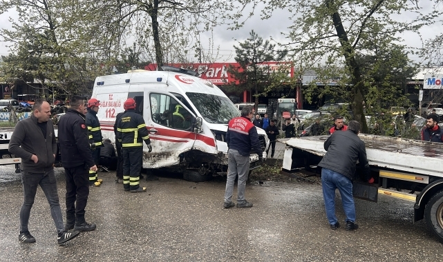 Zonguldak'ta ambulansla otomobilin çarpıştığı kazada 2 kişi ağır yaralandı