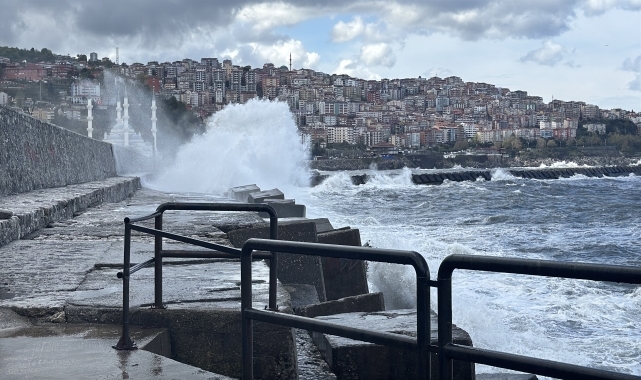 Zonguldak'ta rüzgar nedeniyle dalgalar mendireği aştı