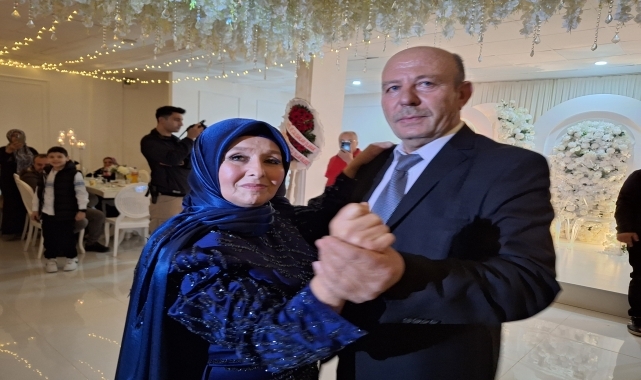 Zonguldaklı çift aileye dikkati çekmek için 40. evlilik yıl dönümlerini düğünle kutladı