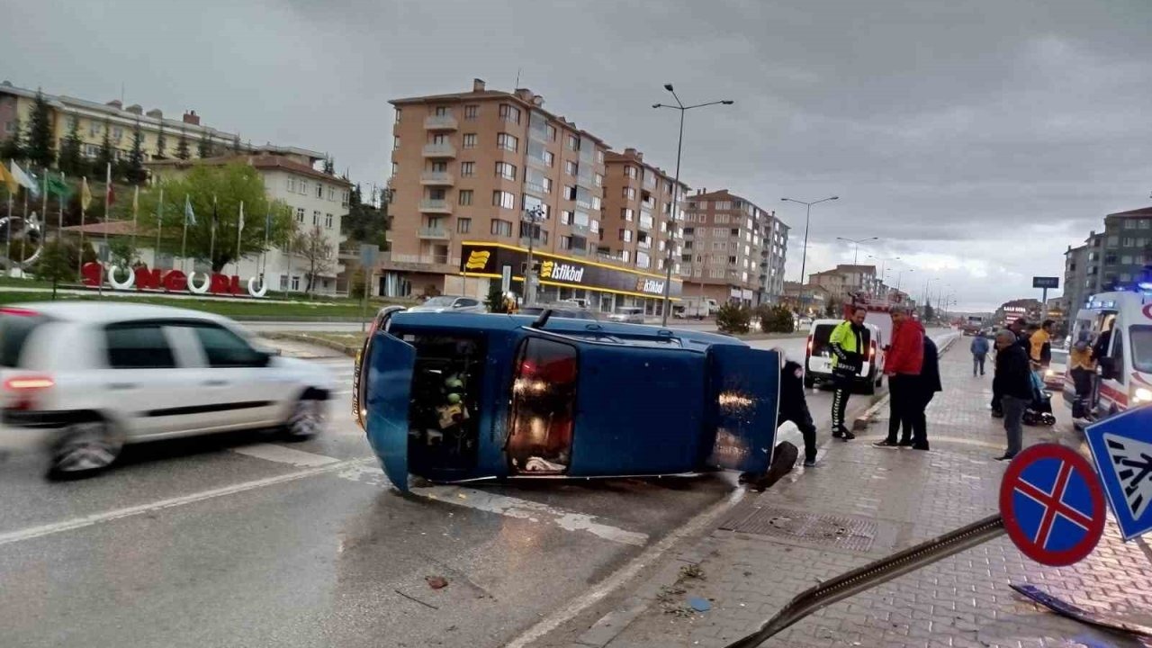 Levhaya çarpan otomobil yan yatarak durabildi: 1 kişi yaralandı
