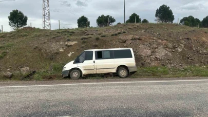 Gölbaşı’ndan minibüs şarampole savruldu: 3 yaralı