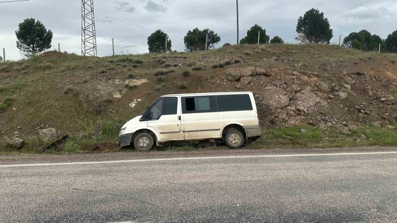 Gölbaşı’ndan minibüs şarampole savruldu: 3 yaralı