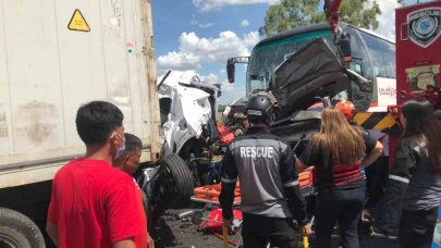 Filipinler’de yolcu otobüsü gişelerde bekleyen araçlara çarptı: 10 ölü