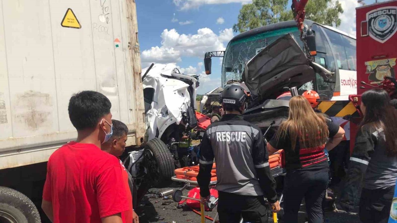 Filipinler’de yolcu otobüsü gişelerde bekleyen araçlara çarptı: 10 ölü