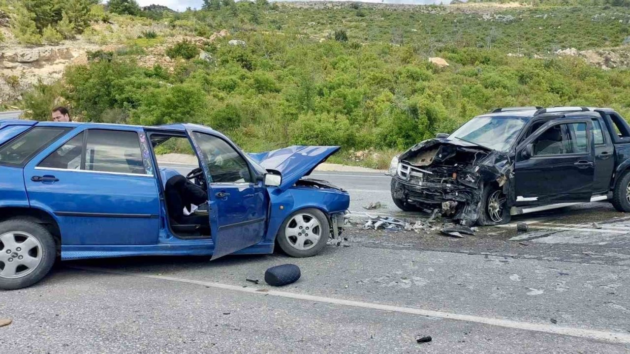 Antalya’da iki araç çarpıştı: 1 ölü, 2 yaralı