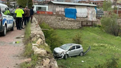 İstinat duvarına çarpan araç bahçeye uçtu: 2 yaralı