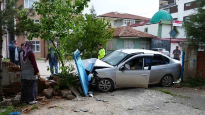 Araca çarpmamak için ani manevra yaptı, bahçe duvarına daldı: 2 yaralı