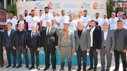 Acı biber yarışında 3 dakikada 398 gram acı biber yedi