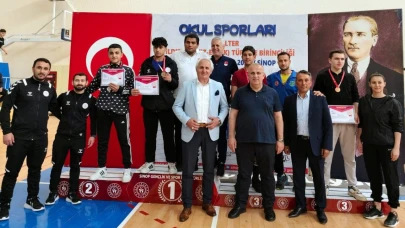 Geleceğin haltercileri Sinop'ta yarıştı