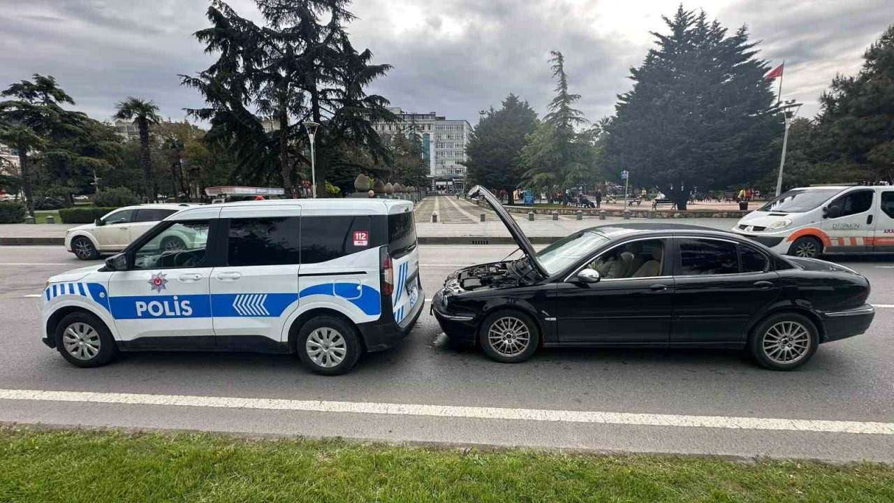 Otomobil, polis ekip otosuna arkadan çarptı