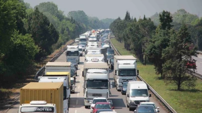 Otoyolda lastiği patlayan tır, bariyerlere çarptı: Bölgede uzun araç kuyrukları oluştu