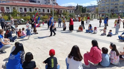 Aileler çocuklarıyla geleneksel çocuk oyunlarını oynadı