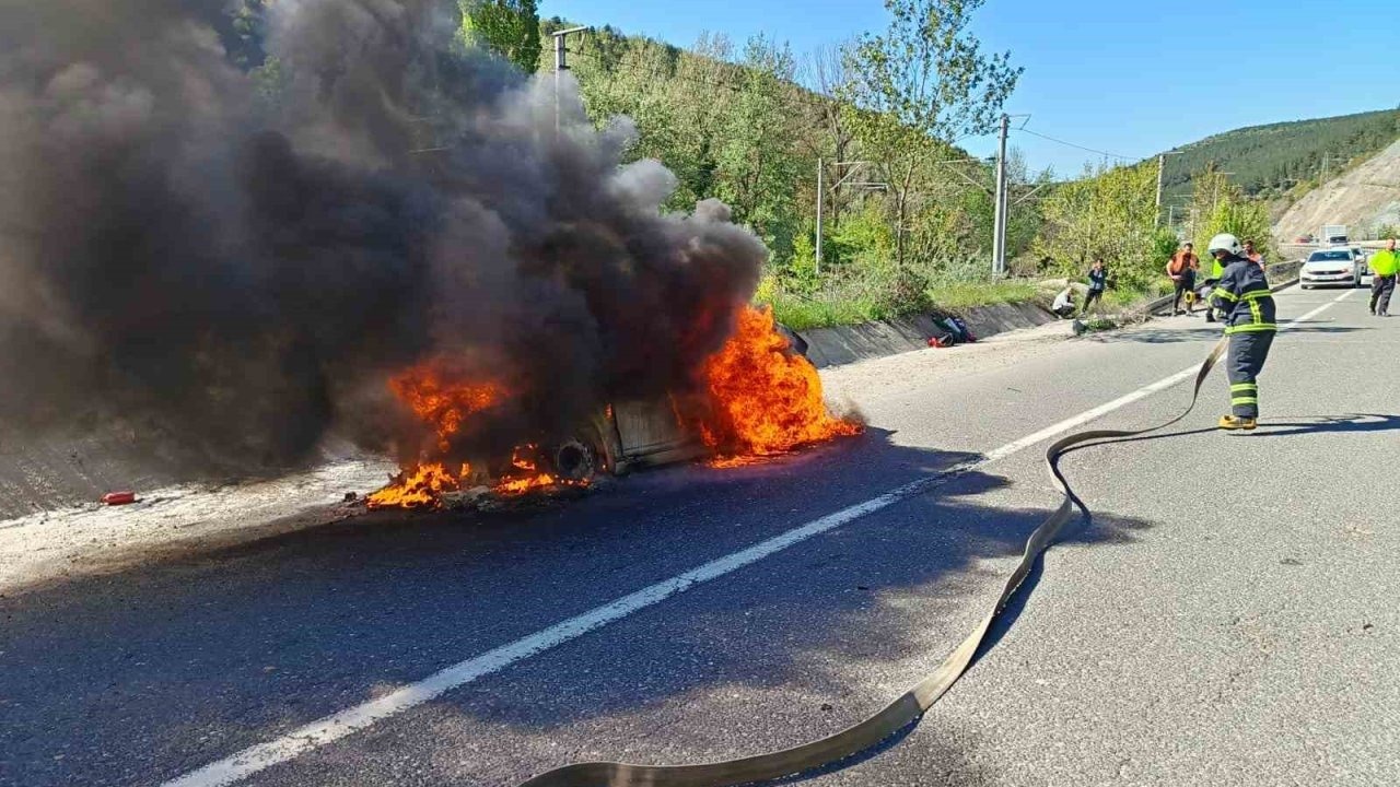 Seyir halinde bir anda alev alan araç kül oldu