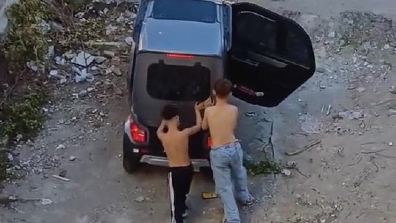 Çocuklar babalarının elektrikli aracını kaçırdı, şarj bitince yolda kaldılar