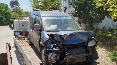 Hafif ticari araç jandarma aracına çarptı: 1 ölü