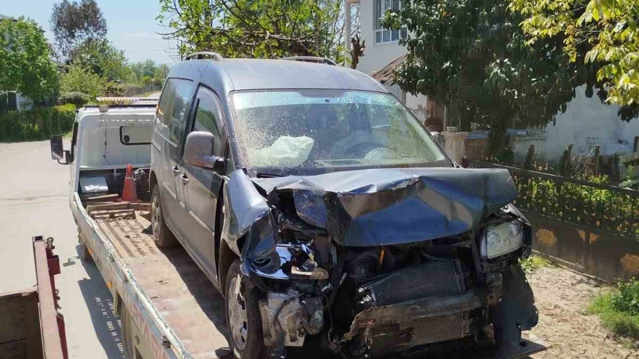 Hafif ticari araç jandarma aracına çarptı: 1 ölü