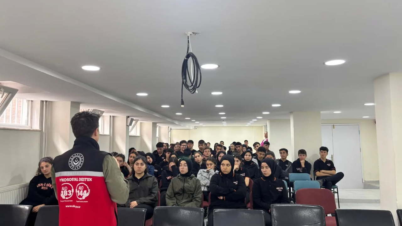Lise öğrencileri kadına yönelik şiddetin önlenmesi konusunda bilgilendirildi