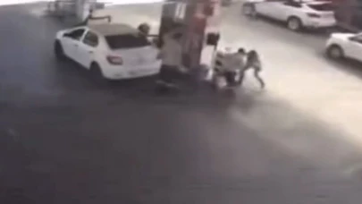 İşten çıkartılma sebebi olarak gördüğü mesai arkadaşını bıçakladı, o anlar kamerada