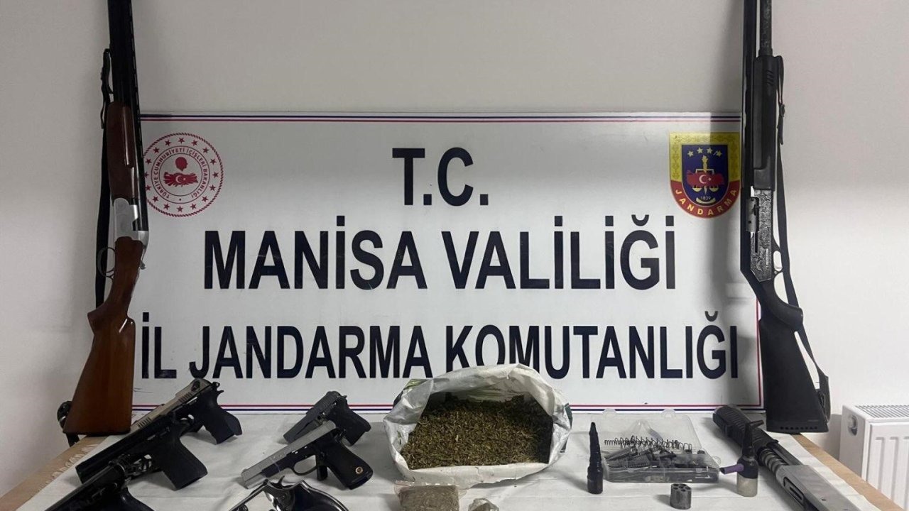 Ruhsatsız silahlar ve uyuşturucuyla yakalandı