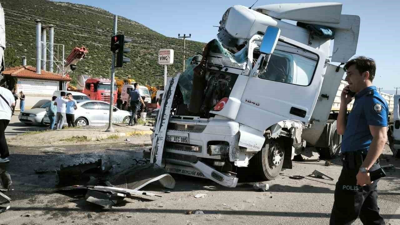 Tır, kırmızı ışıkta bekleyen otobüs ve otomobile çarptı: 6  yaralı