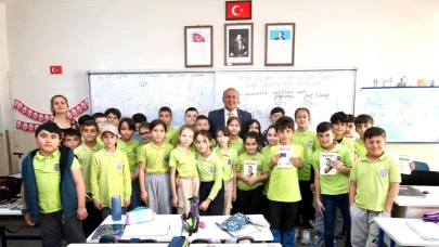 Başkan Gürbüz'den miniklere kitap sürprizi