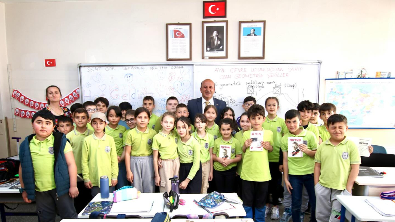 Başkan Gürbüz'den miniklere kitap sürprizi