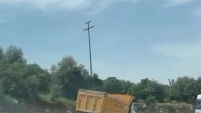 Kontrolden çıkan kamyon bariyerleri aşıp karşı yöne daldı