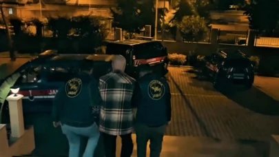 Biri kırmızı, diğeri yeşil bültenle aranan iki kişi Türkiye'de yakalandı