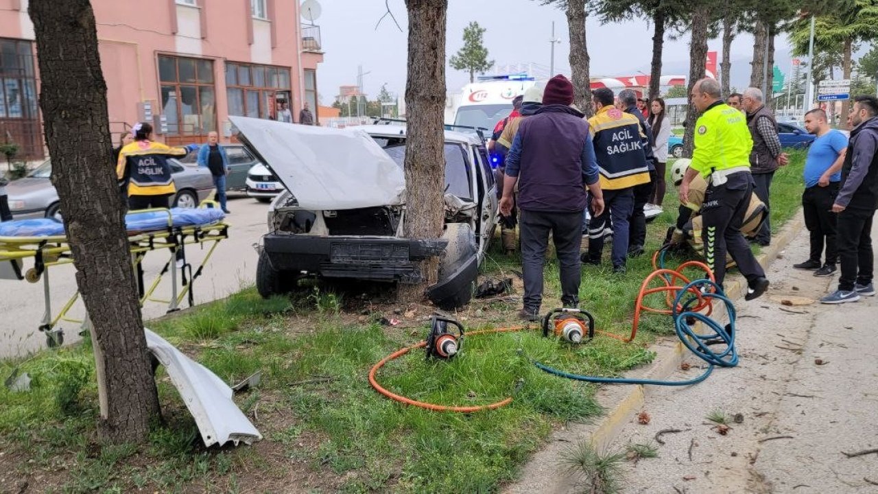 Kontrolden çıkan otomobil refüjdeki ağaca çarptı: 2 yaralı