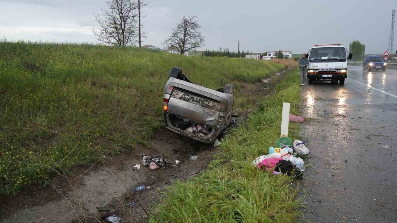 Yağmurun etkisiyle kayganlaşan yolda otomobil takla attı: 4 yaralı