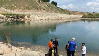 Fotoğraf çekmek isteyen çocuk, düştüğü çayda hayatını kaybetti